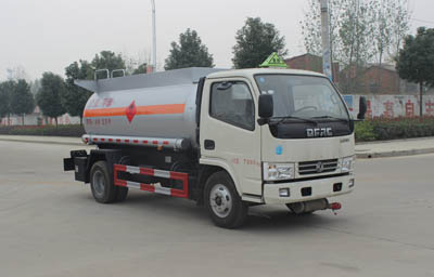 東風(fēng)多利卡4.8立方甲醇運(yùn)輸車 