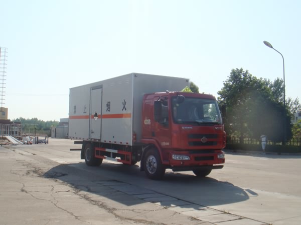 柳汽乘龍7.65米危險(xiǎn)廢物運(yùn)輸車