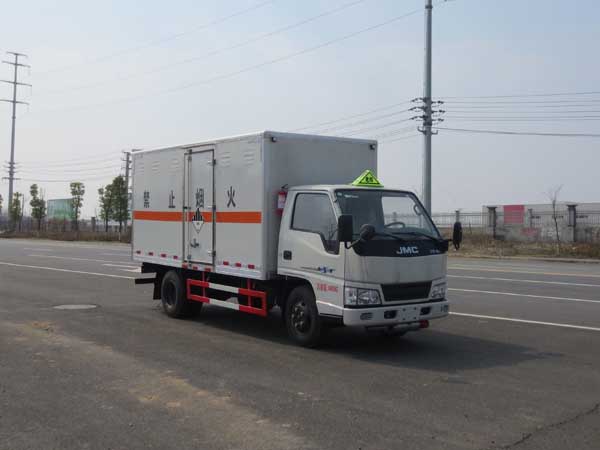 藍(lán)牌 江鈴4.2米廢電池危險(xiǎn)物品廂式運(yùn)輸車 
