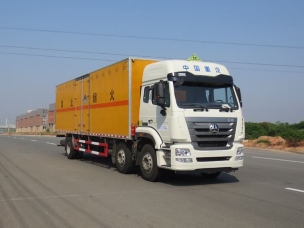 重汽危險(xiǎn)品廢物運(yùn)輸車