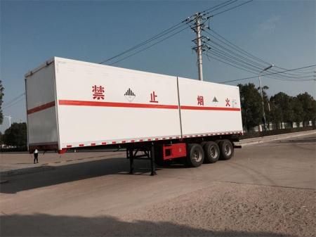 31.3噸危險(xiǎn)廢物運(yùn)輸半掛車(10.6米)
